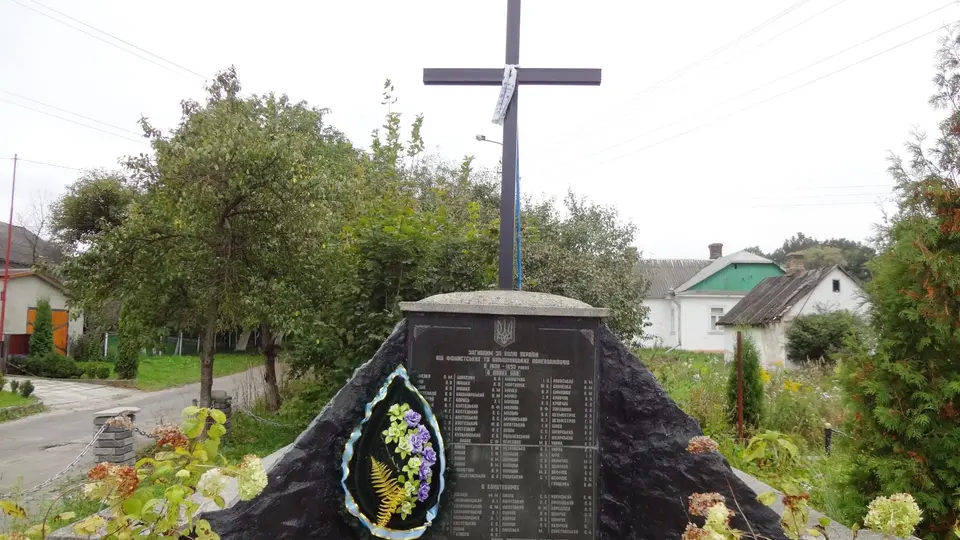 Пам'ятник воїнам-землякам (УПА), Рівне