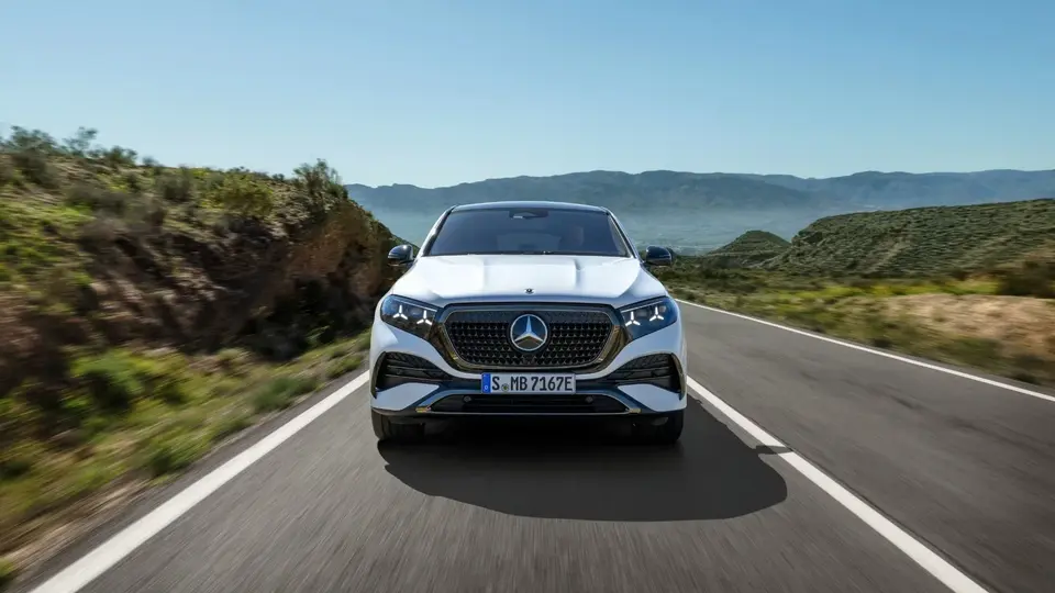 Салон преміального SUV із мультимедійною системою MBUX