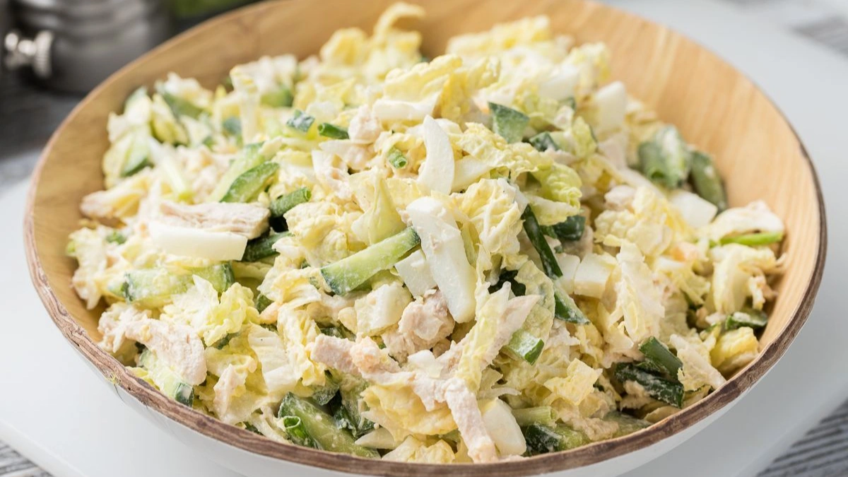 Салат з пекінської капусти з куркою та йогуртовим соусом