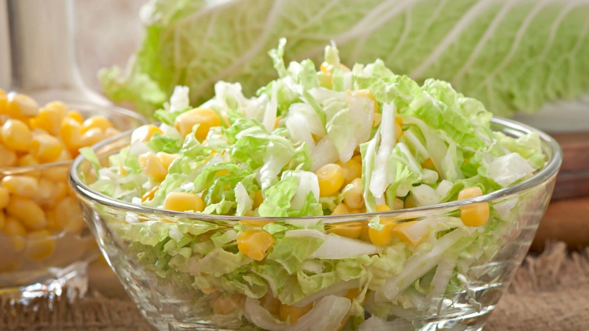 Салат з пекінської капусти, кукурудзи та сиру