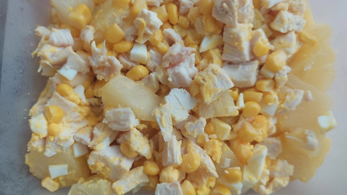 Рецепт салату з ананасами та куркою - інгредієнти та кроки приготування