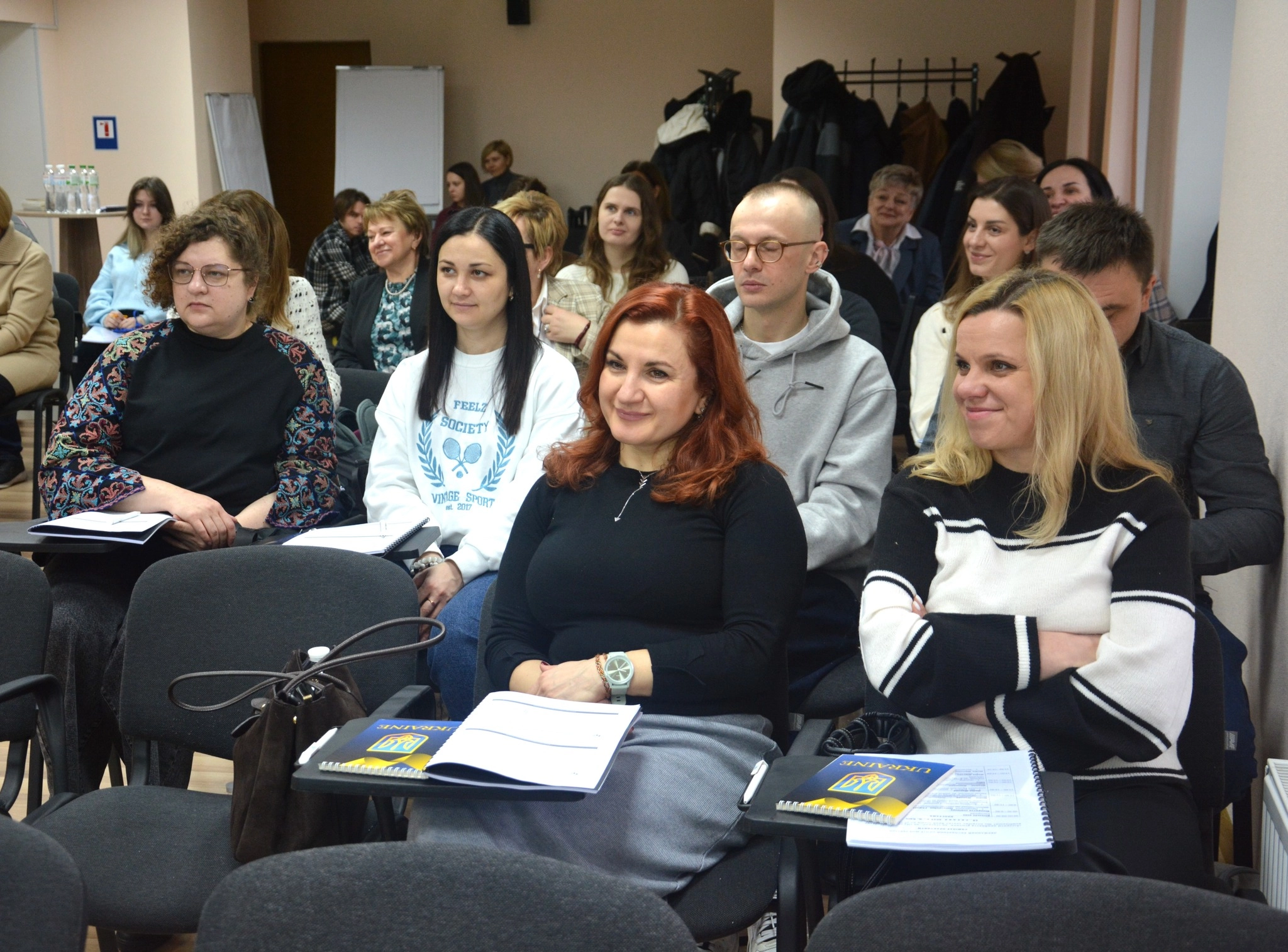 Учасники семінару уважно слухають лекцію про регуляторну стратегію розробки лікарських засобів