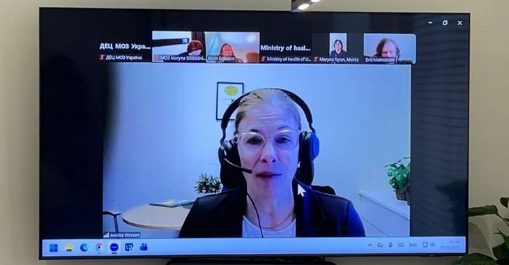 Жінка в навушниках з мікрофоном проводить онлайн-презентацію на екрані комп'ютера під час навчання