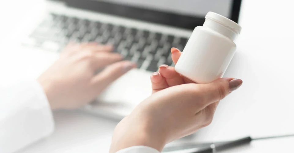 EMA/PRAC у грудні 2025: ДЕЦ рекомендує оновити інструкції до азитроміцину, бозутинібу, тестостерону, бупропіону, ботулінічних токсинів, каспофунгіну та фосфатних розчинів