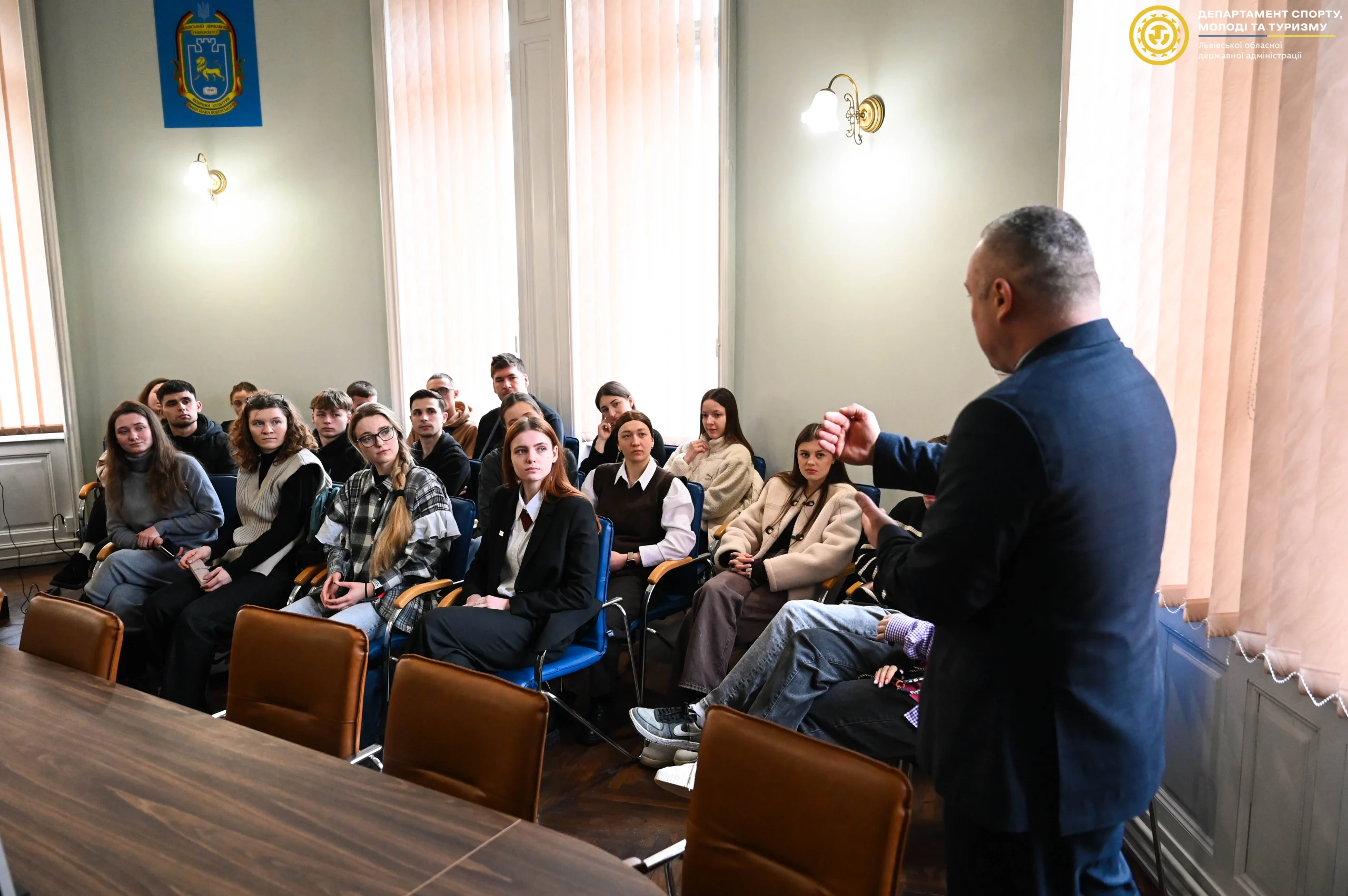 Зустріч у Львівській ОВА: Сергій Тимофєєв виступає перед молоддю щодо розвитку масового спорту