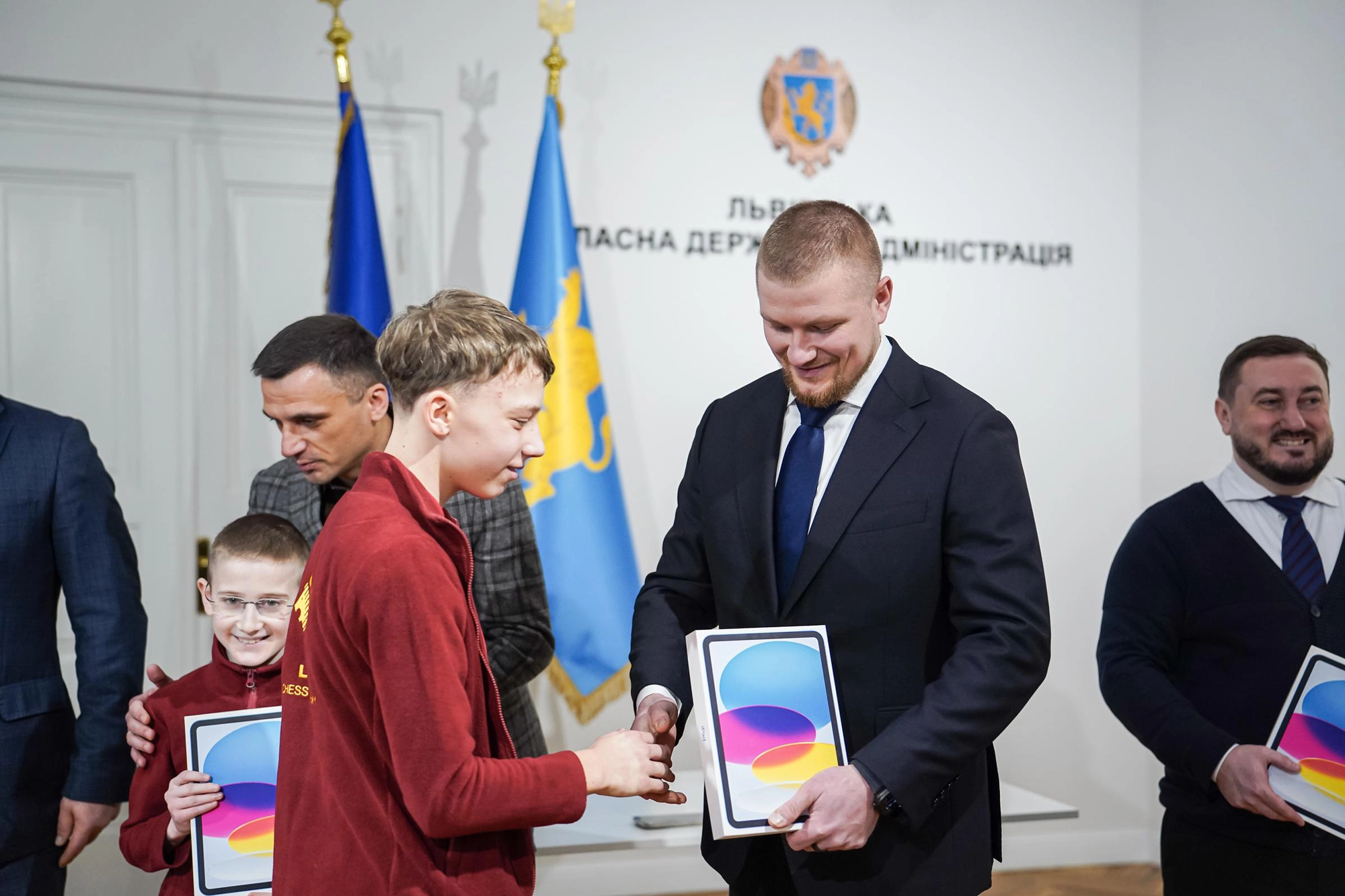 Заступник міністра Сергій Тимофєєв нагороджує переможців шкільних змагань у Львівській ОВА