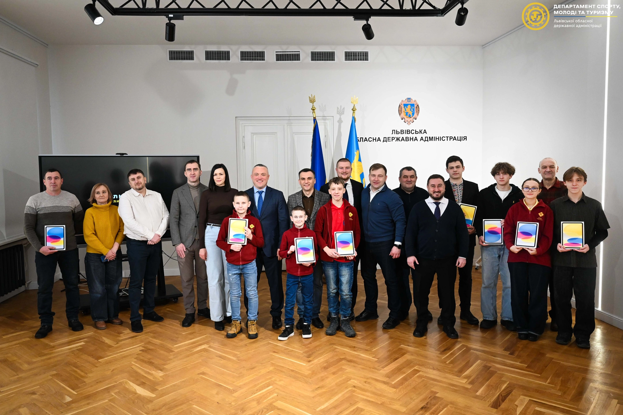 Зустріч у Львівській ОВА: Сергій Тимофєєв, Лідія Юзвов та діти-переможці шкільних змагань з шахів