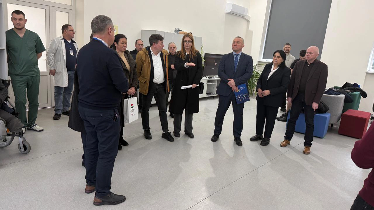 Група людей обговорює питання розвитку адаптивного спорту в приміщенні медичного закладу