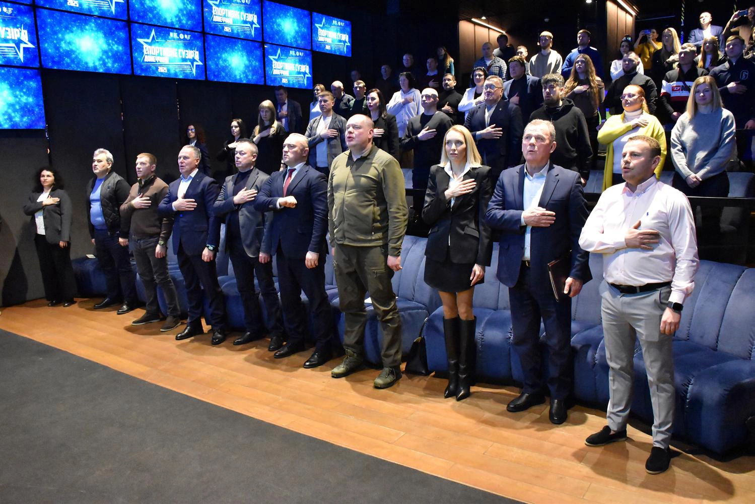 Учасники церемонії «Спортивне сузір’я Донеччини – 2025» вшановують пам’ять загиблих захисників України