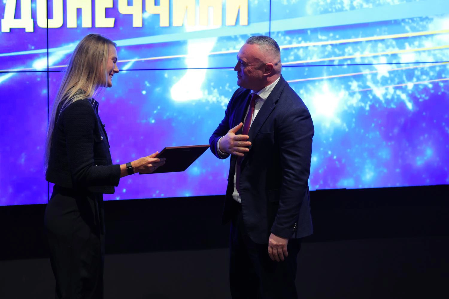 Заступник Міністра Сергій Тимофєєв вручає нагороду на церемонії «Спортивне сузір’я Донеччини – 2025