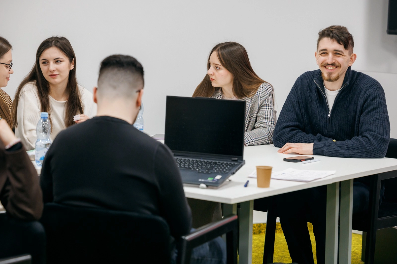 Учасники молодіжних рад обговорюють ініціативи за круглим столом на фасилітованій зустрічі в Києві