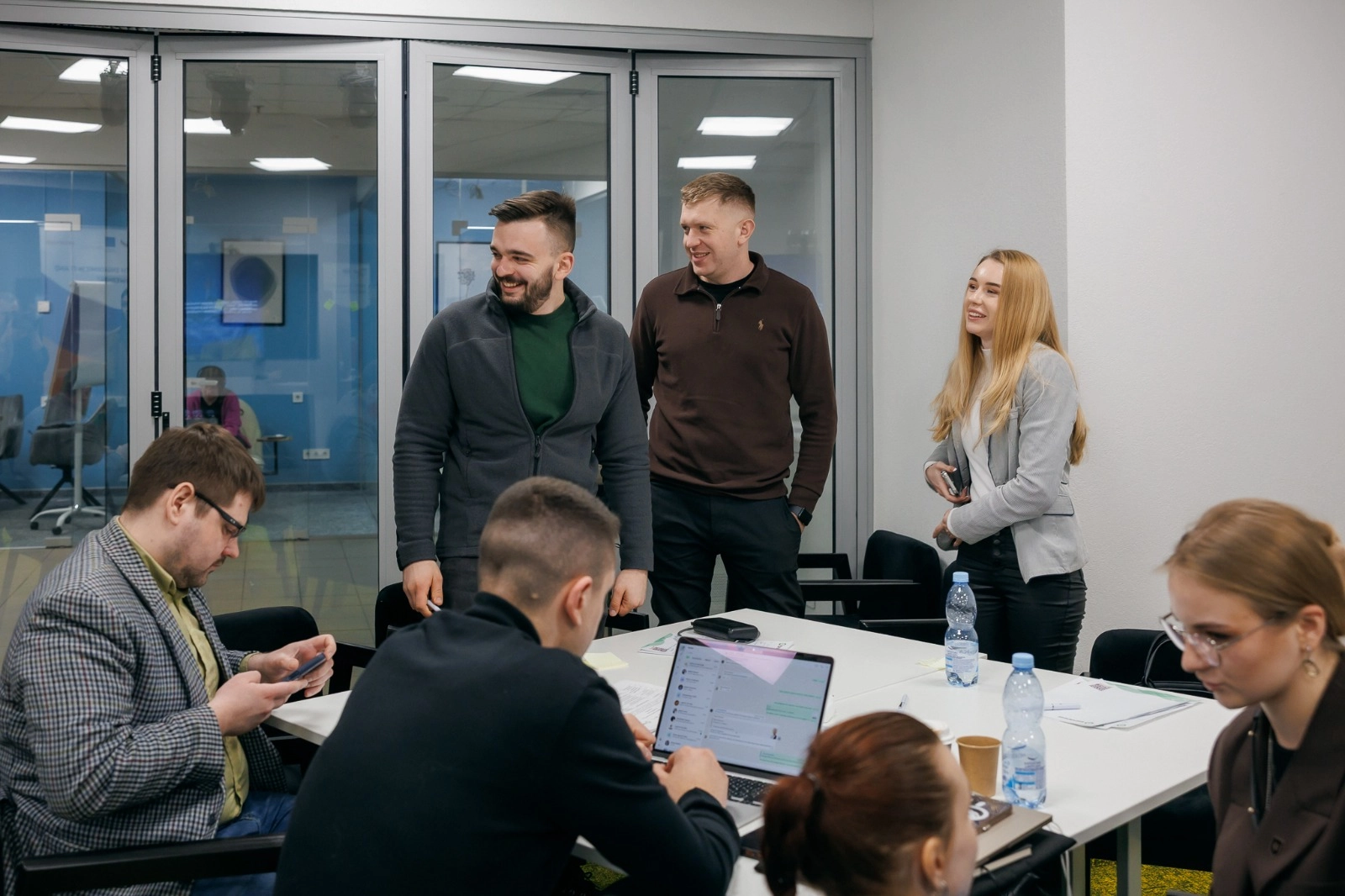 Учасники зустрічі молодіжних рад обговорюють спільні ініціативи за столом у конференц-залі