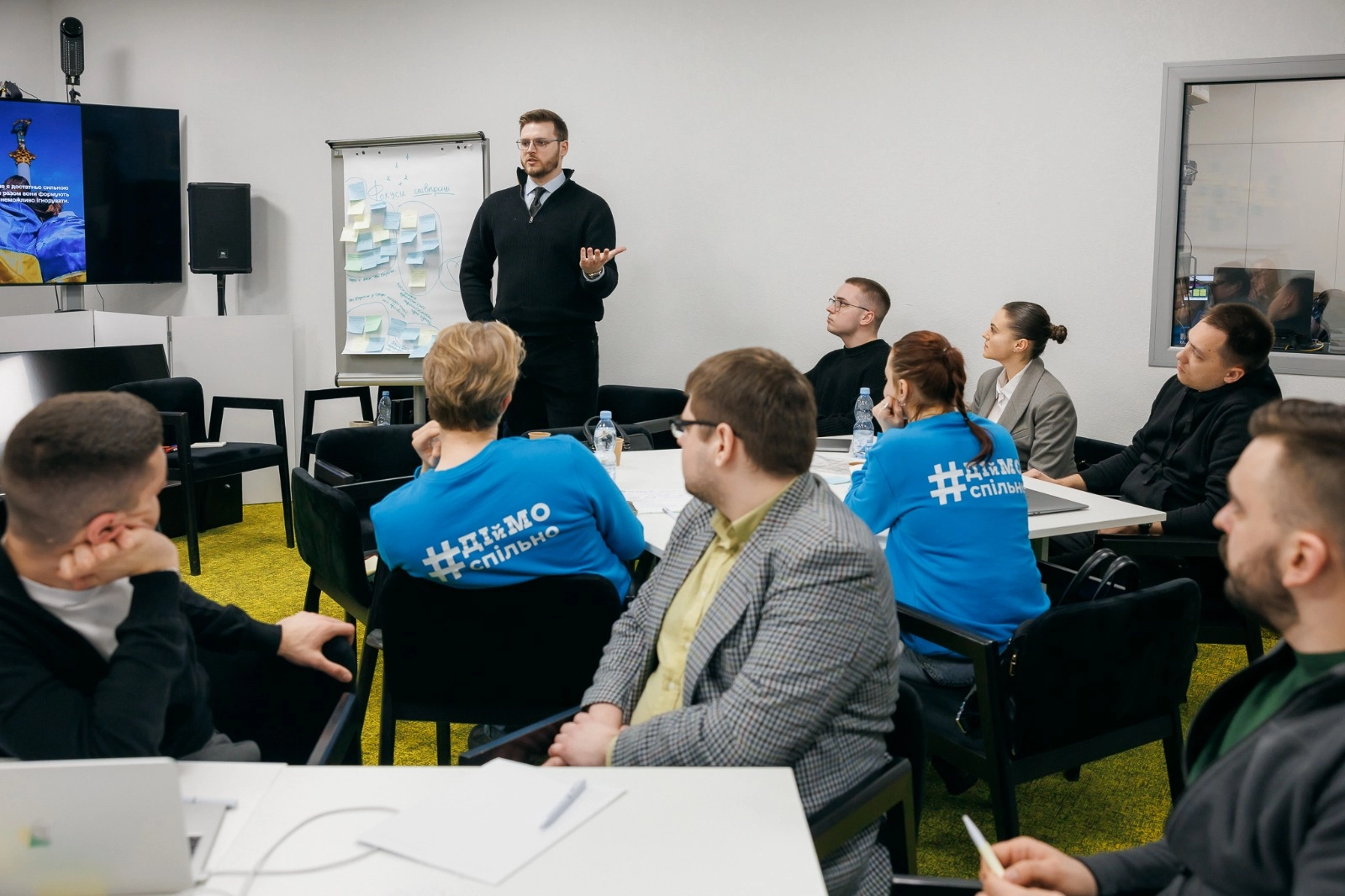 Учасники молодіжної ради обговорюють стратегії співпраці на фасилітованій зустрічі в Києві