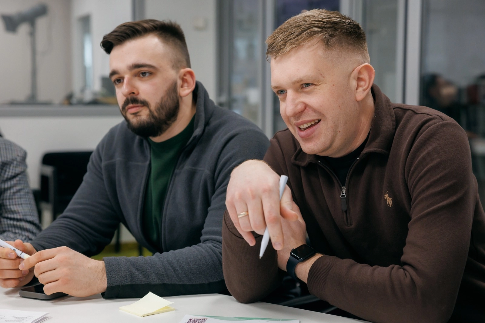 Учасники зустрічі молодіжних рад в Києві активно обговорюють спільні ініціативи за столом