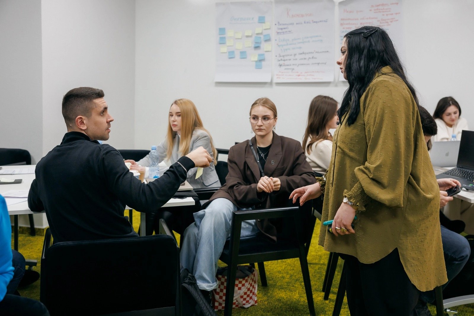 Учасники молодіжної ради обговорюють стратегії співпраці під час фасилітованої зустрічі в Києві