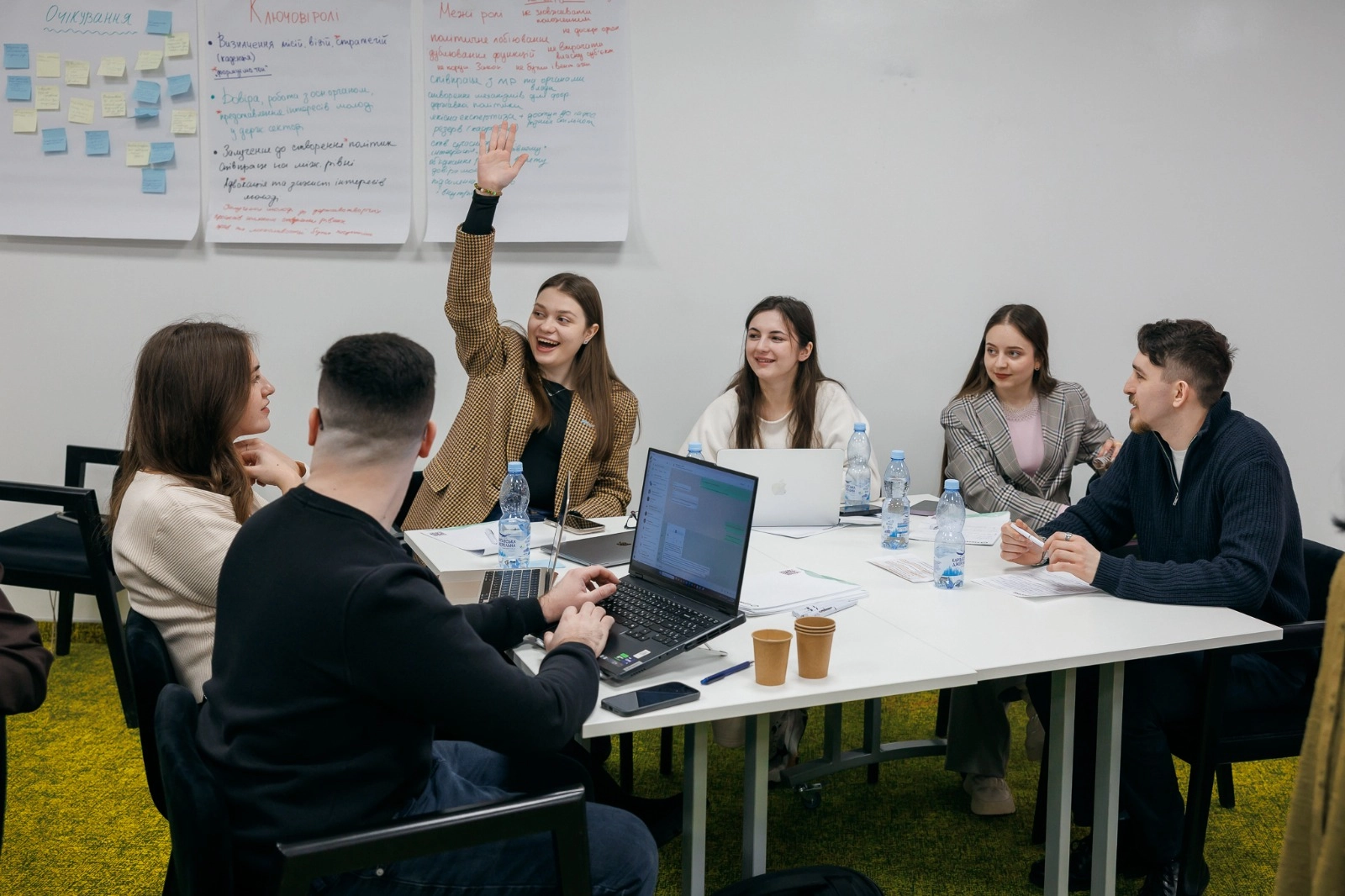 Учасники фасилітованої зустрічі молодіжних рад у Києві активно обговорюють спільні ініціативи