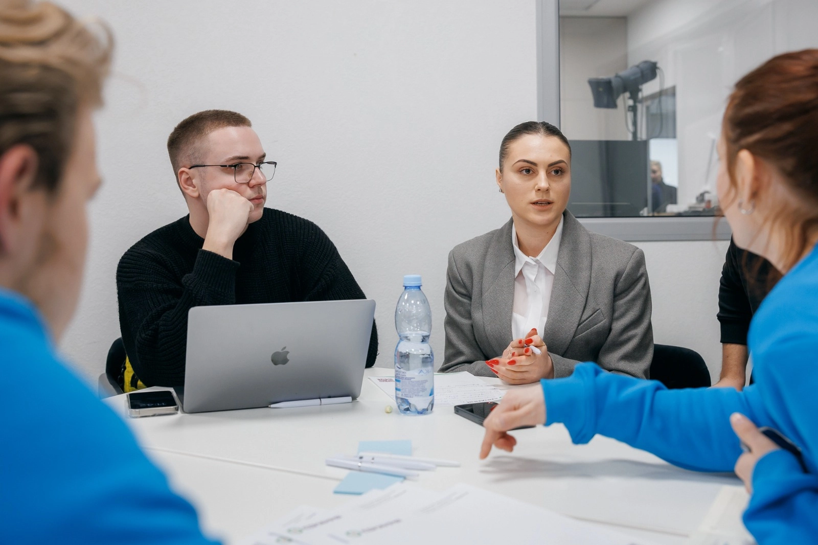 Учасники молодіжної ради обговорюють стратегії співпраці за столом під час фасилітованої зустрічі в Києві