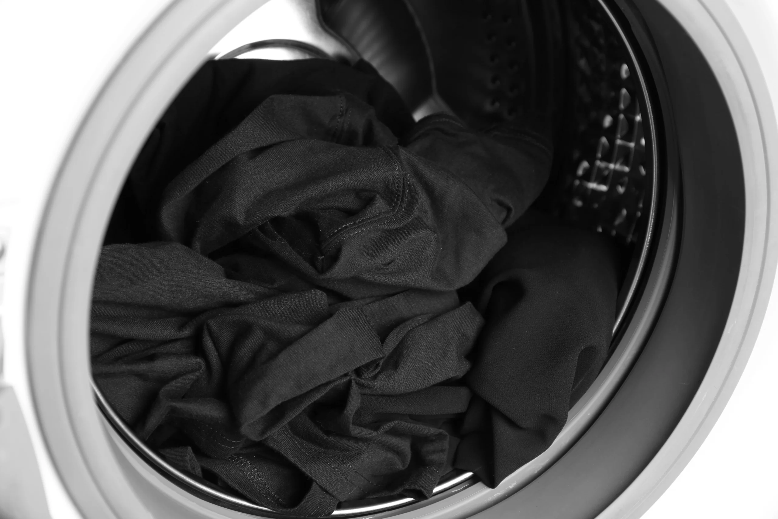 Як зберегти чорний колір одягу: 7 речей, які ви робите неправильно