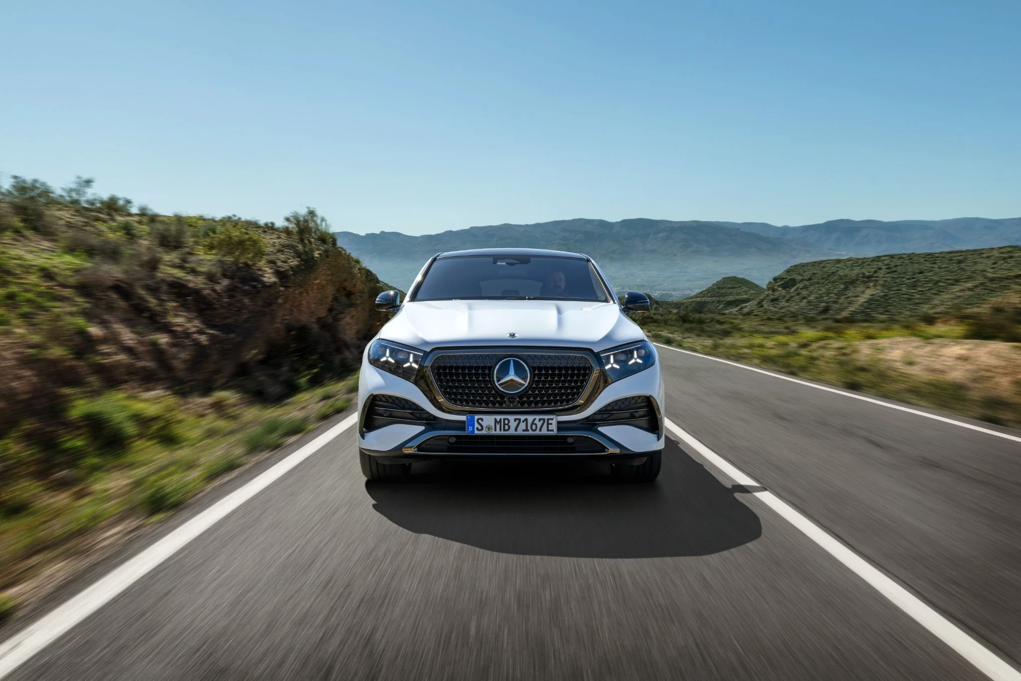 Салон преміального SUV із мультимедійною системою MBUX